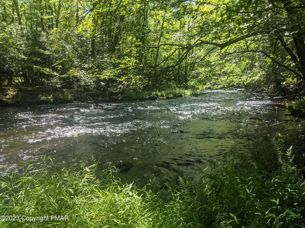 1428 S Lehigh River Dr, Gouldsboro, PA 18424