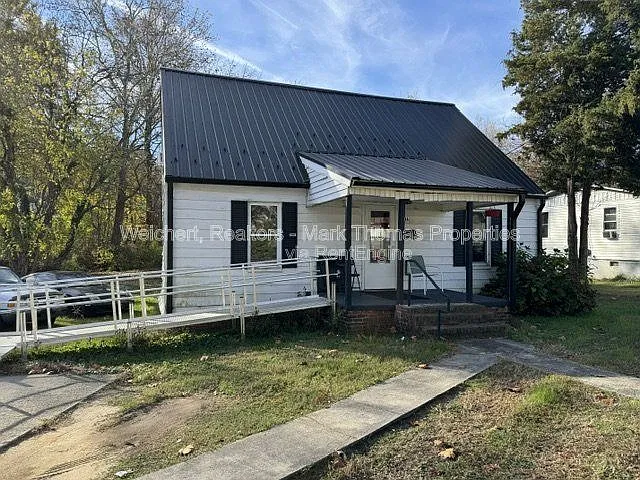 4 bed, 1.0 bath, 1344 sqft, $1,595 — Photo 2