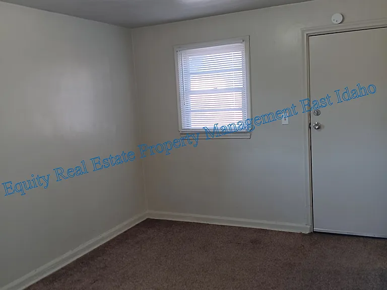1698 N Garfield Ave — Photo 6