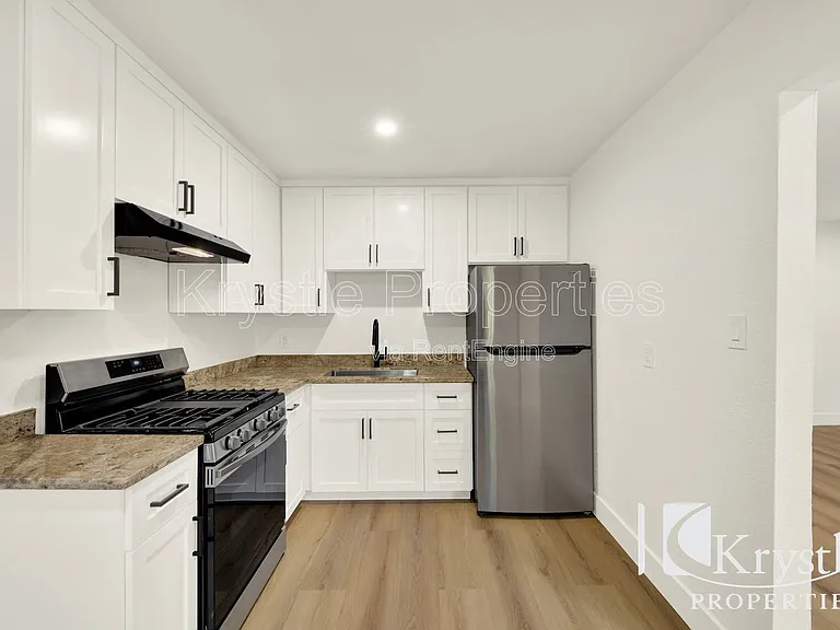 451 E L St — Photo 7