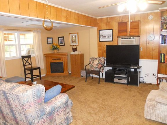 3rd image of 704 Camellia Dr
