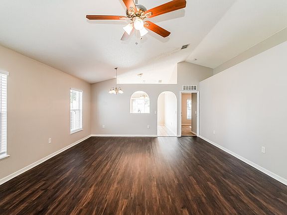 4th image of 924 Brenton Leaf Dr