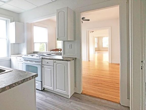 Kitchen and dining area.