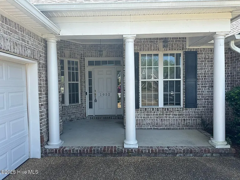 1052 Stonebridge Ln — Photo 2