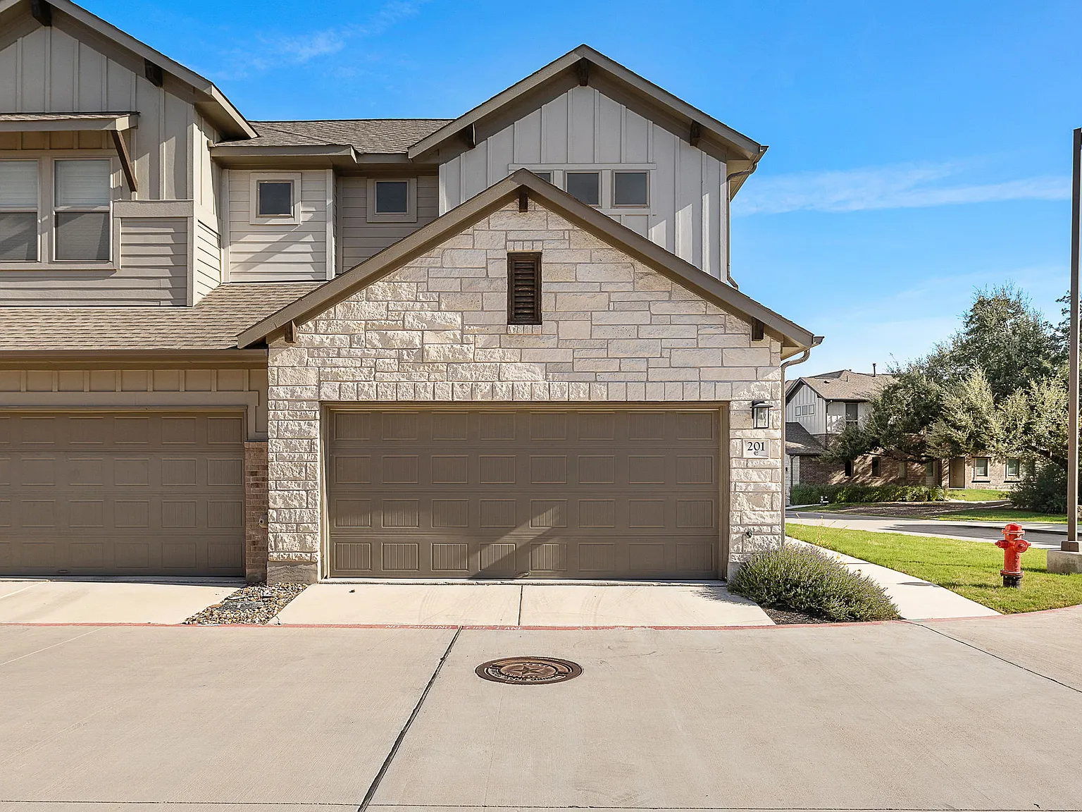 3 bed, 2.5 bath, 1813 sqft, $2,400 — Photo 2