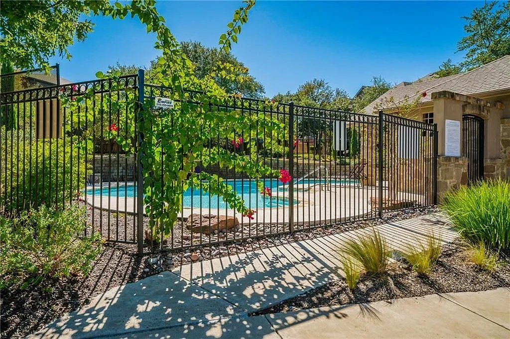 3 bed, 2.5 bath, 1864 sqft, $1,995 — Photo 3