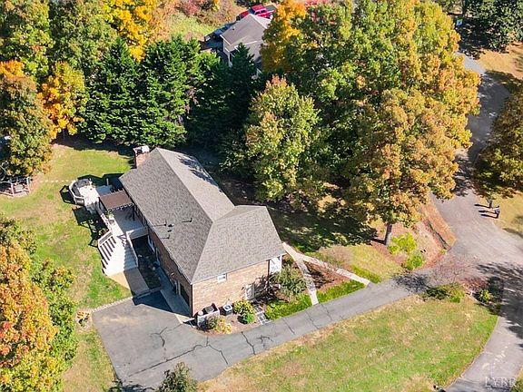 4th image of 2 Lakewood Cir