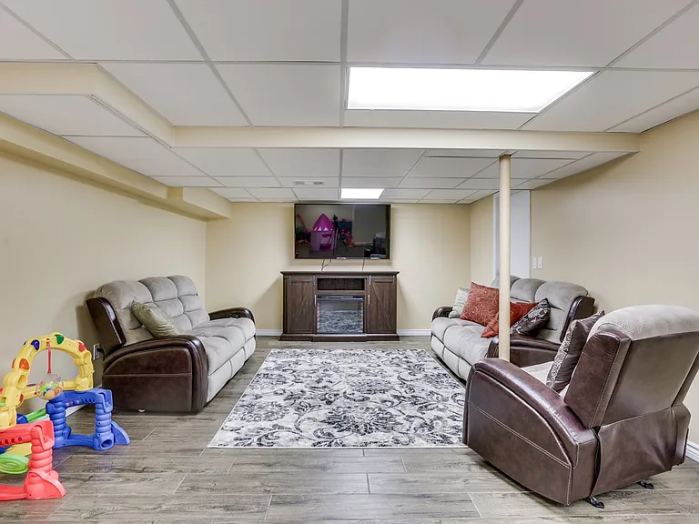 48124 Liberty Dr — Photo 29
