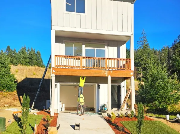 225 SW Sternwheeler Dr, Cascade Locks, OR 97014