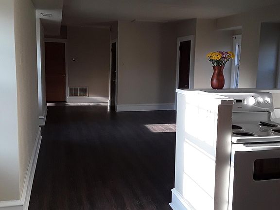 4th image of 186 W Queen Ln APT 3