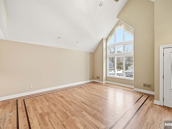 5th image of 164 Leach Ave