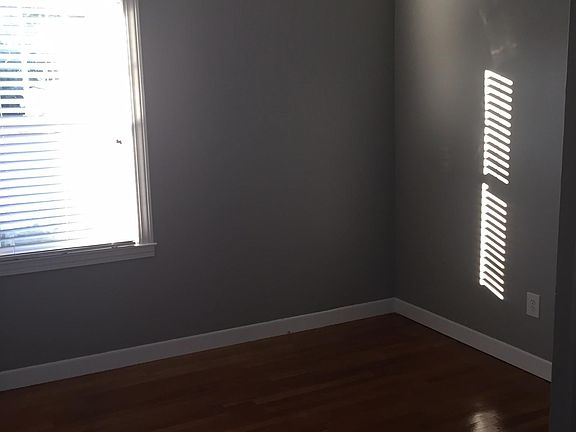 2nd image of 79 Herschel St #2