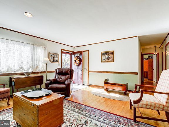 4th image of 753 Walnut St