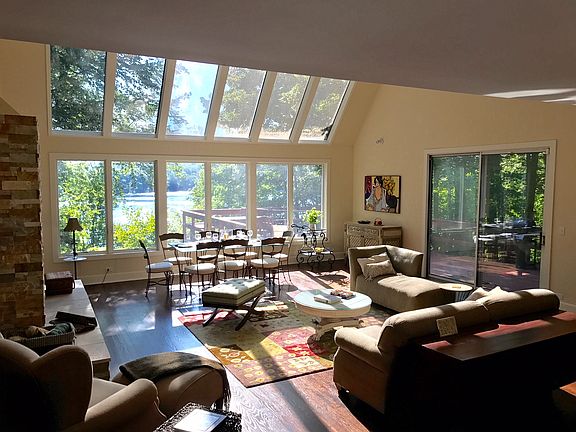 LR has wall of windows over looking the lake