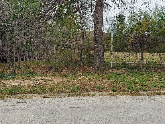 2nd image of 800 E 2nd St