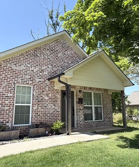 504 Hobson St — Photo 3