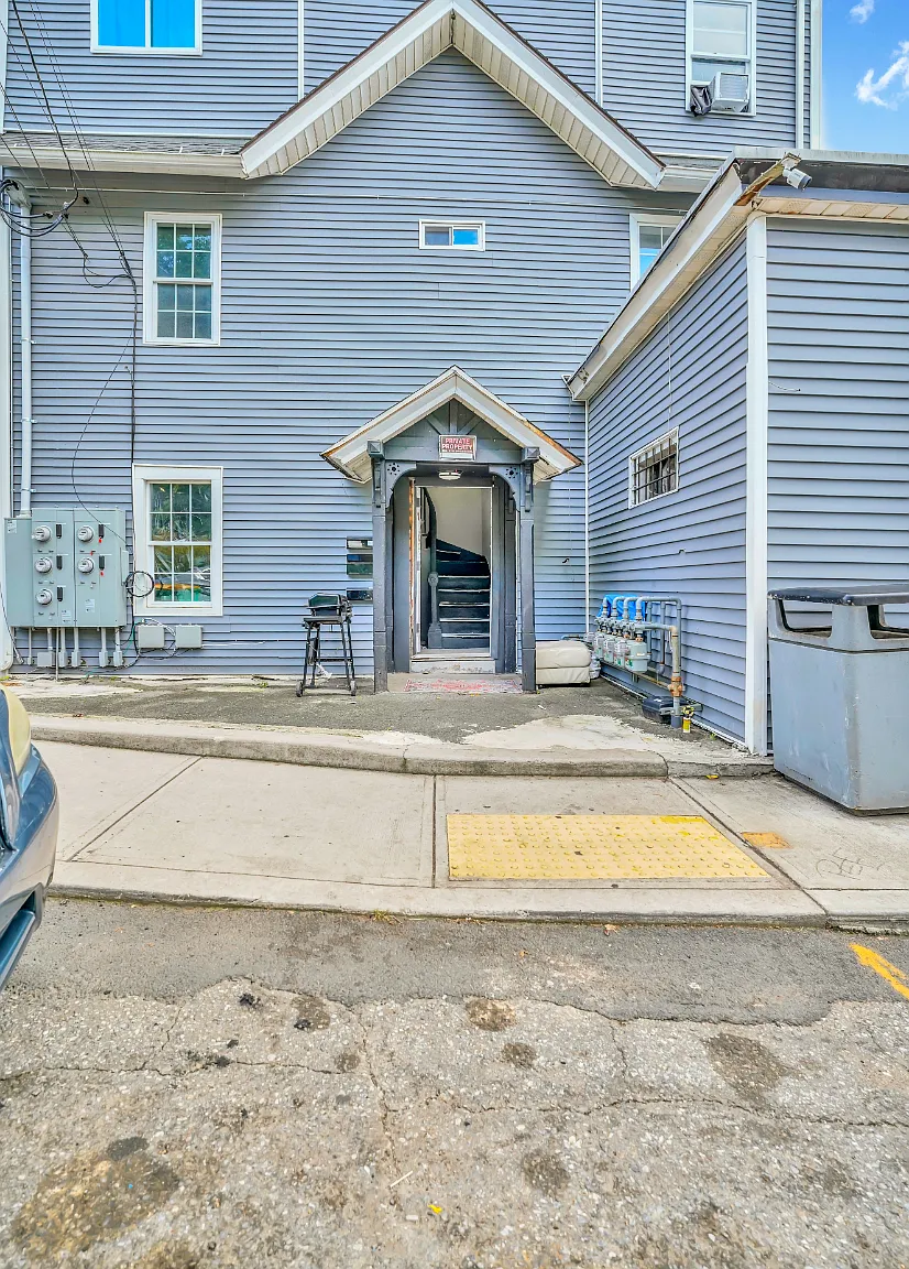 2 bed, 1.0 bath, 1228 sqft, $1,100 — Photo 1