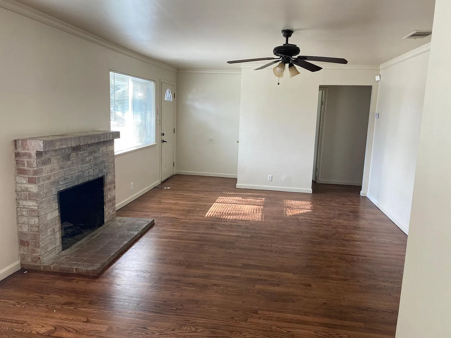 3 bed, 1.5 bath, 1152 sqft, $2,100 — Photo 4
