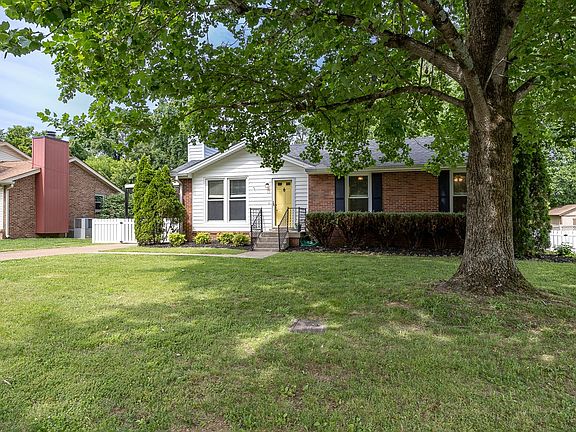 3rd image of 804 Ember Lake Dr