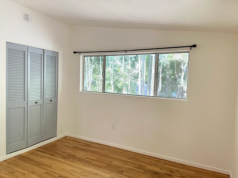 8640 Lookout Mountain Ave — Photo 23