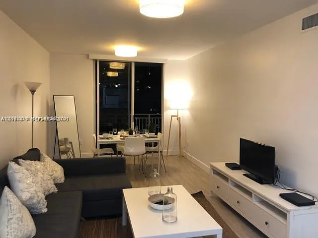 185 SE 14th Ter #2611 — Photo 7