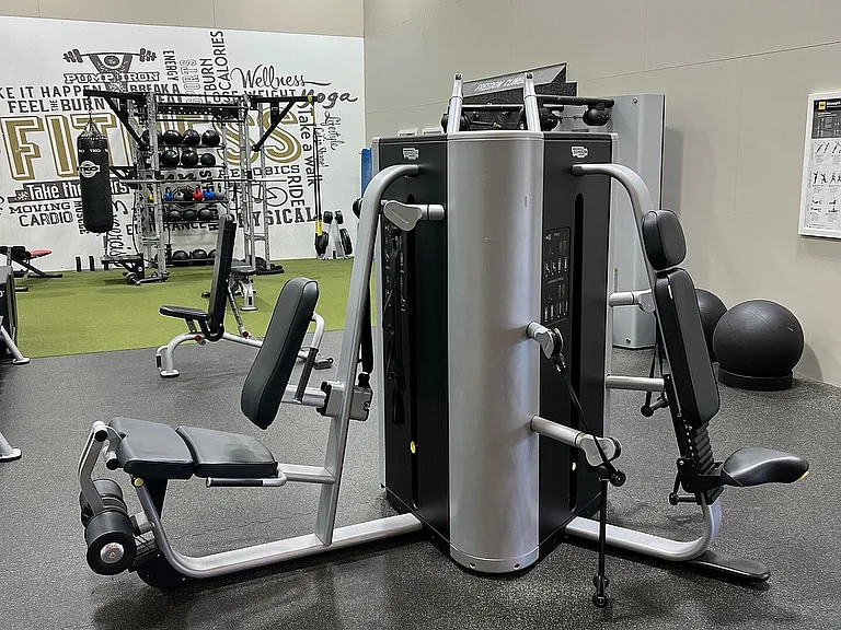 Modern fitness center featuring versatile exercise machinery.