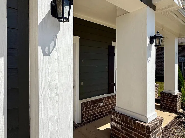 1404 Monterey Dr — Photo 2