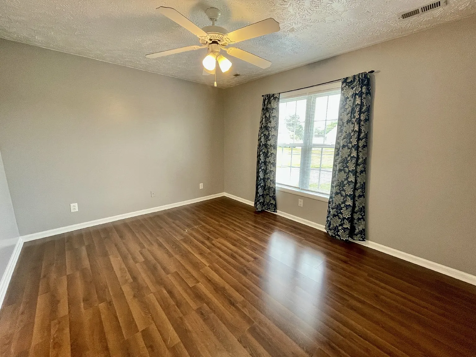 3 bed, 2.0 bath, 1100 sqft, $1,575 — Photo 3