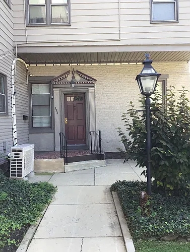 134 E Queen St Photo 1