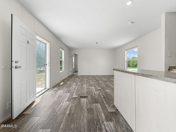 5th image of 209 Oak Manor Rd