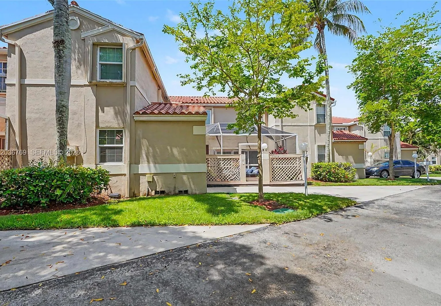 Embassy Lakes — Photo 3