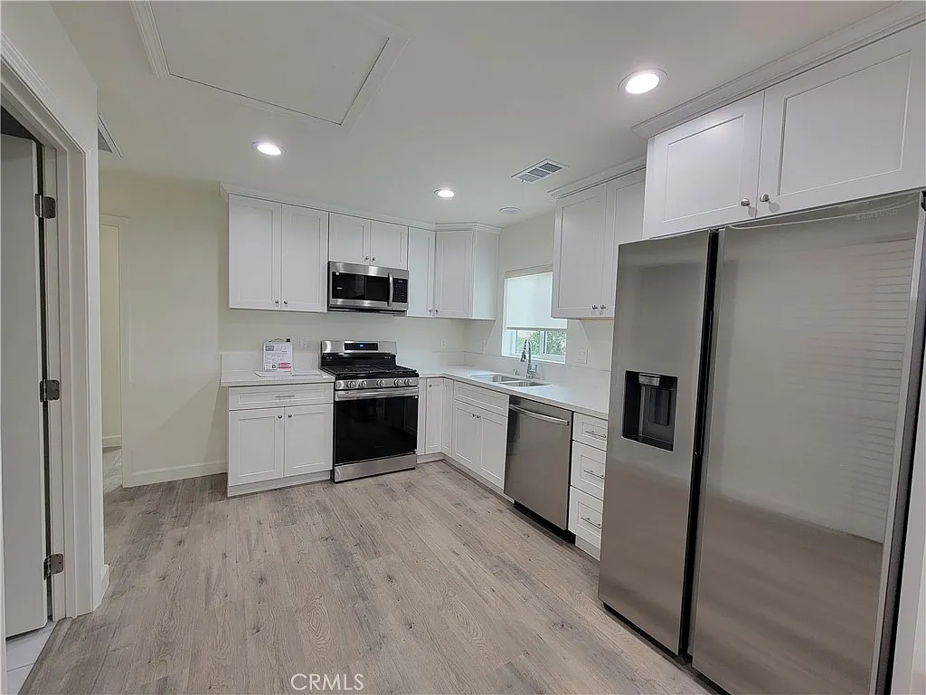 3 bed, 1042 sqft, $3,400 — Photo 4
