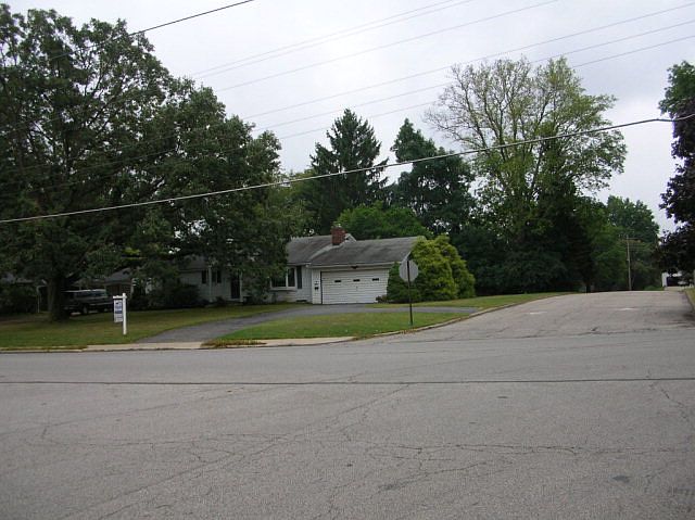 2nd image of 903 Hillcrest Dr