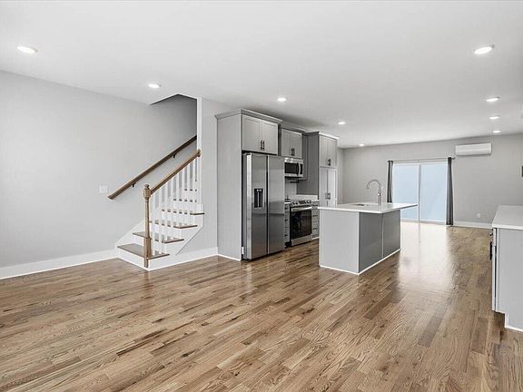 3rd image of 284 W 16th St