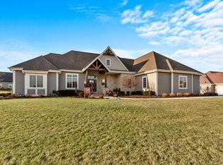 10881 N Highlander Dr, Mequon, WI 53097