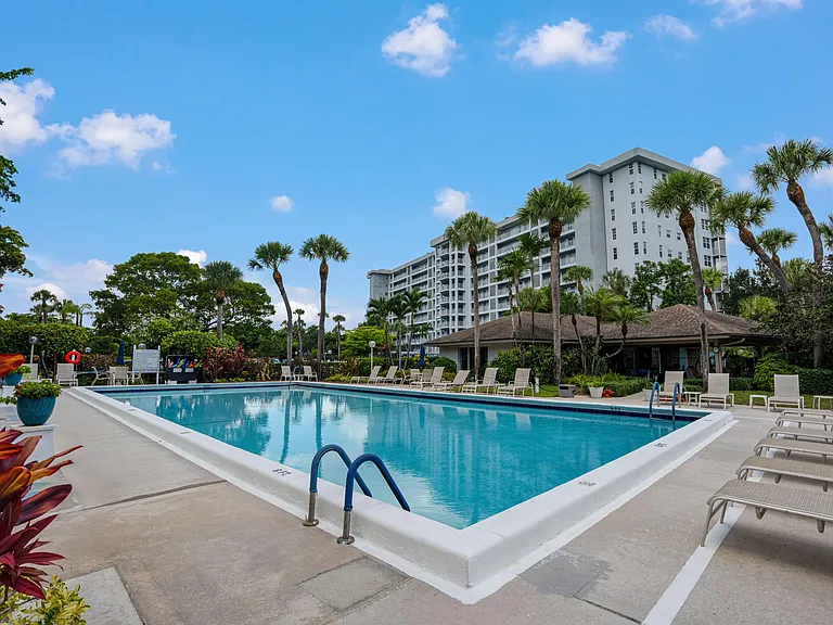 4015 W Palm Aire Dr #704 — Photo 27