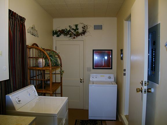 Laundry/Mud Room w/ Storage