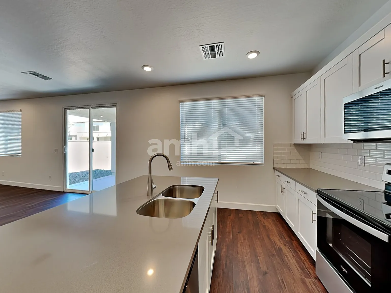 4 bed, 2.5 bath, 2087 sqft, $2,320 — Photo 4