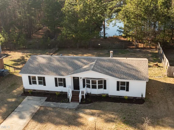 60 Woodbridge Dr, Spring Lake, NC 28390