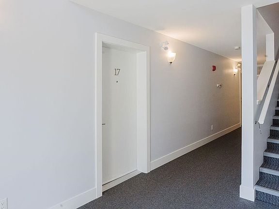 4th image of 689 Park Rd #17
