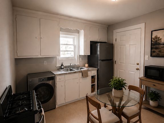 3rd image of 116 Spruce St SW