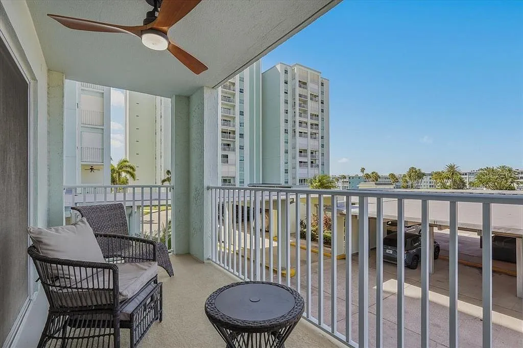 1 bed, 1.5 bath, 843 sqft, $2,395 — Photo 2