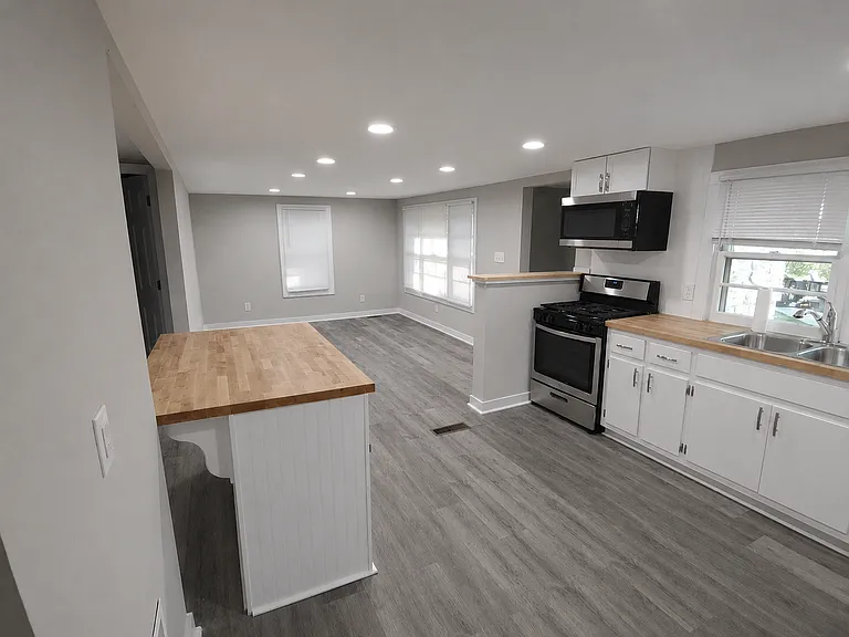 511 Adams Dr — Photo 3