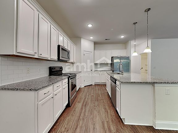 4th image of 223 Swan Dr