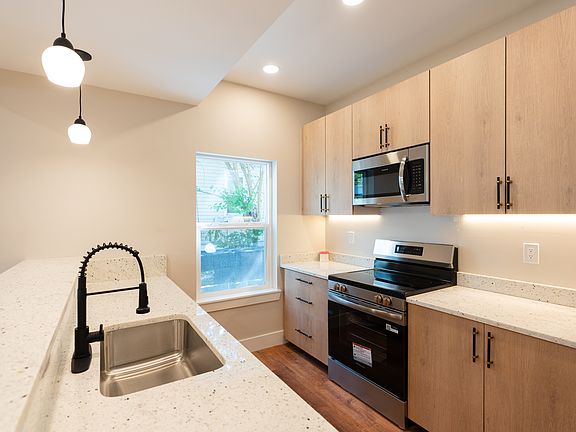 5th image of 7492 Archdale St