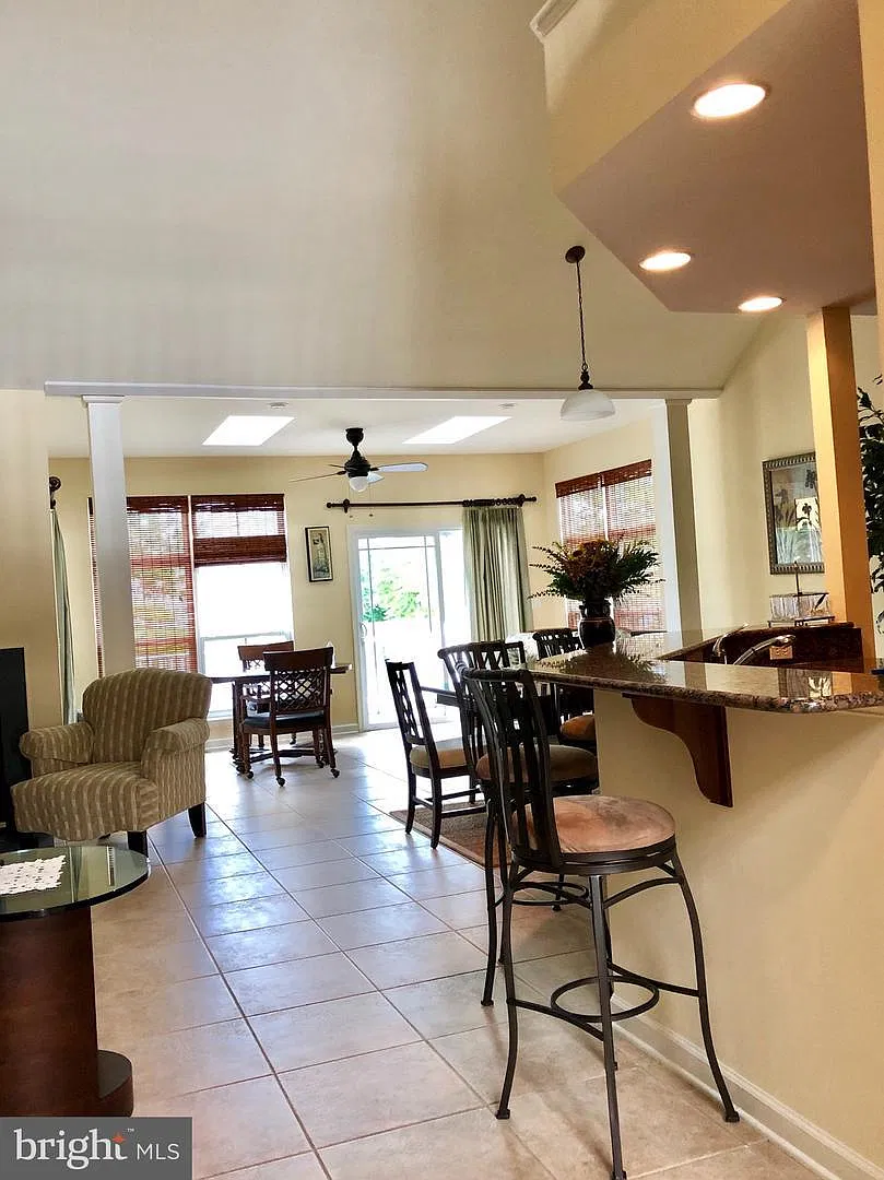 3 bed, 2.5 bath, 2414 sqft, $2,150 — Photo 3