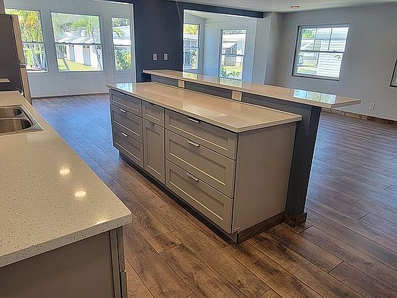 Quartz kitchen countertop