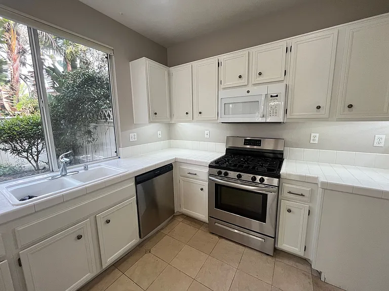 1085 Cottage Way — Photo 7