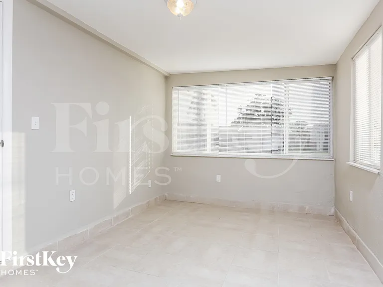 2441 NW 182nd Ter — Photo 8