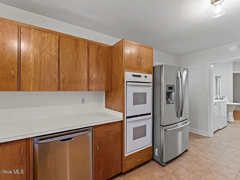 225 Arbutus Rd — Photo 16